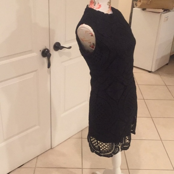 Black Short Sleeveless Lace Dress - Picture 5 of 6